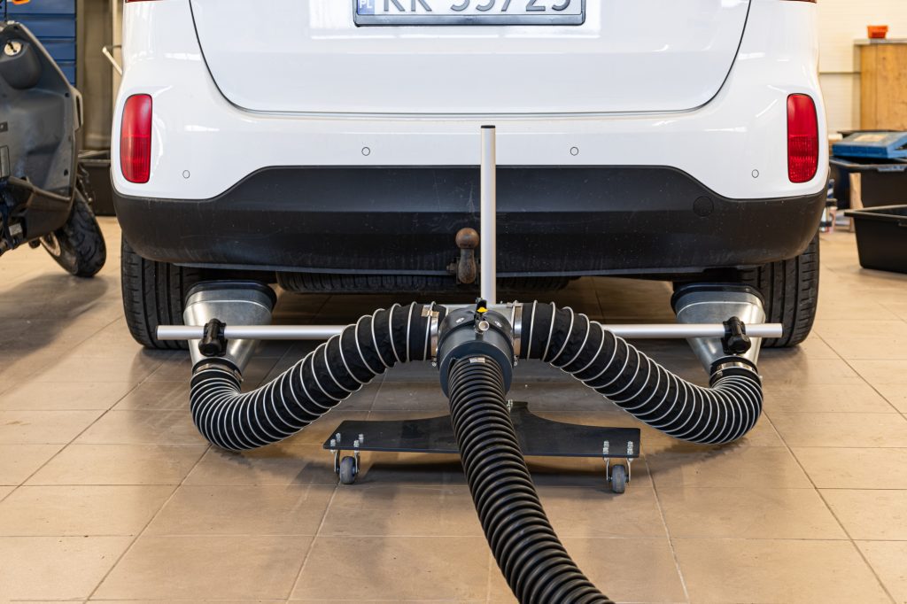 Samochód osobowy z adapterem do podwójnych rur wydechowych